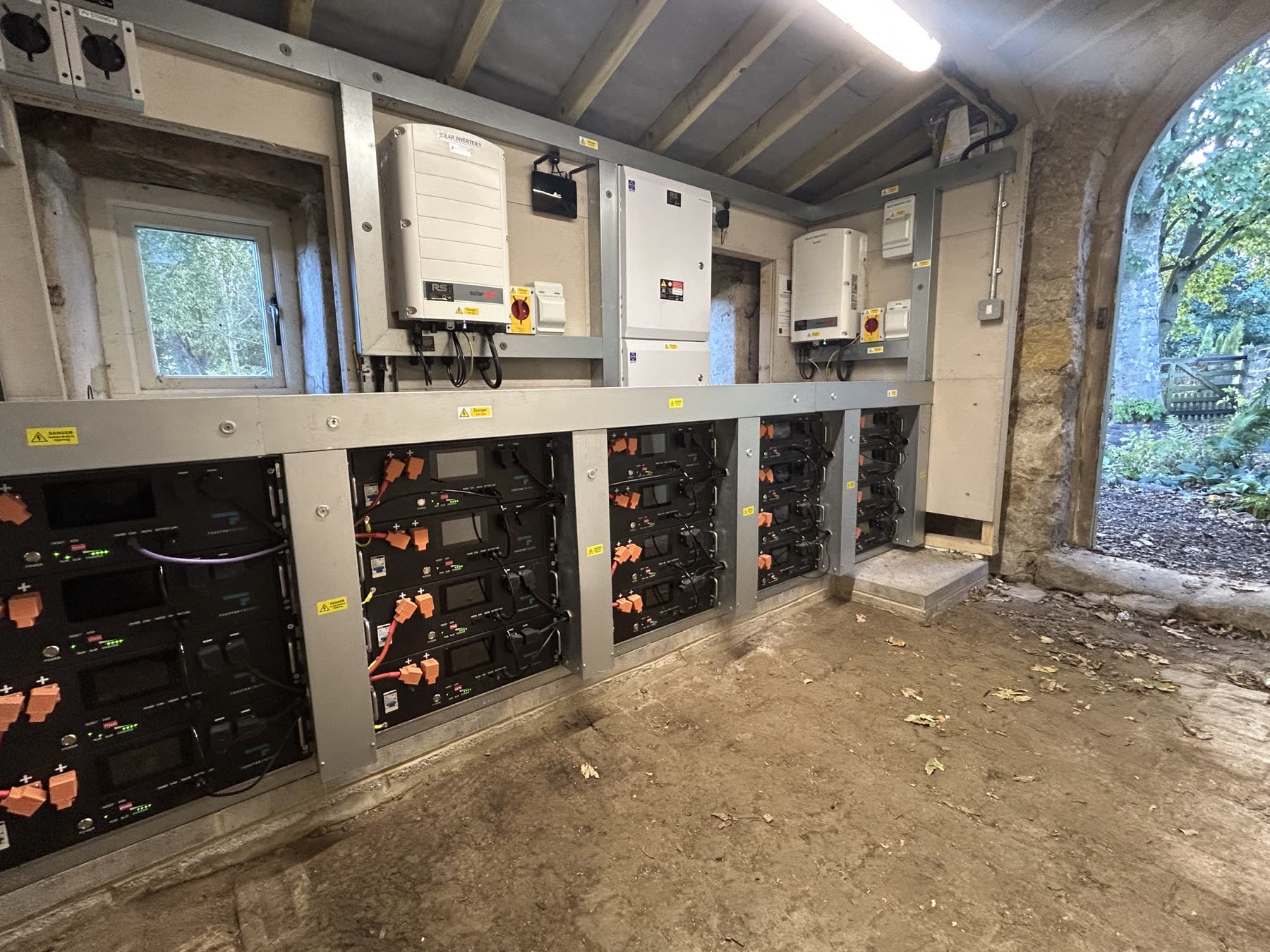 Fogstar battery bank with two SolarEdge three-phase string inverters